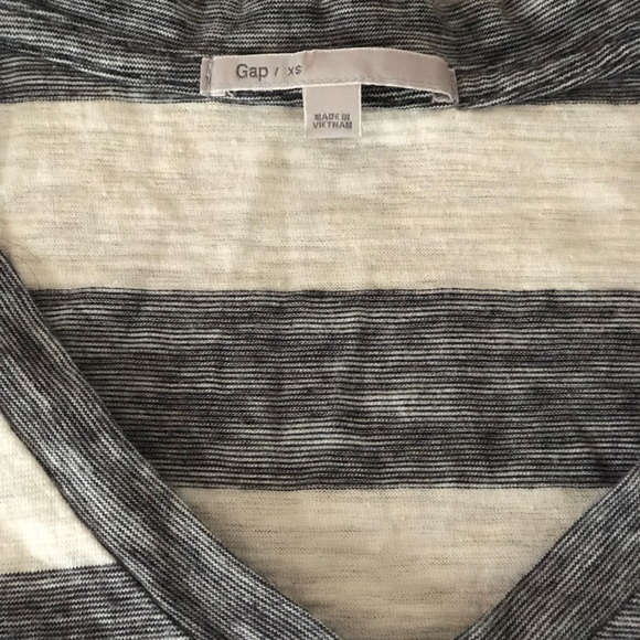 GAP women’s top - Picture 2 of 2